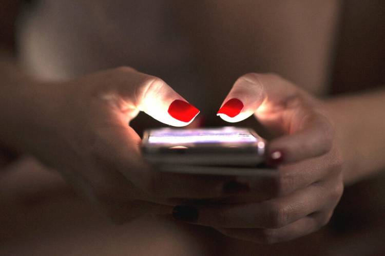 SEIS DE CADA DIEZ MUJERES RECIBEN MENSAJES DIGITALES SEXUALES Y MISÓGINOS