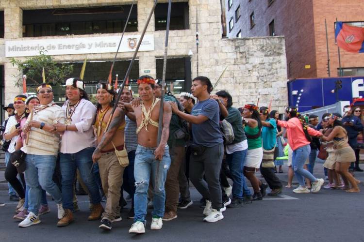 ECUADOR: EXIGEN AL GOBIERNO DE NOBOA QUE CUMPLA CON UN PLEBISCITO SOBRE EXTRACTIVISMO