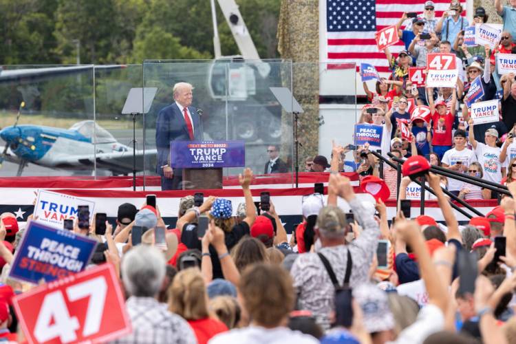 TRUMP ARREMETIÓ CONTRA HARRIS EN SU PRIMER ACTO AL AIRE LIBRE DESDE EL ATENTADO