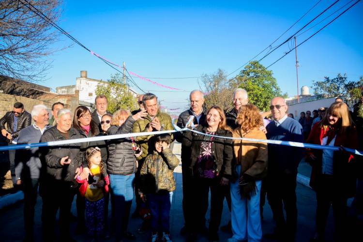 EL GOBERNADOR ZDERO INAUGURÓ NUEVAS CUADRAS DE PAVIMENTO EN El BARRIO SAN MIGUEL DE RESISTENCIA