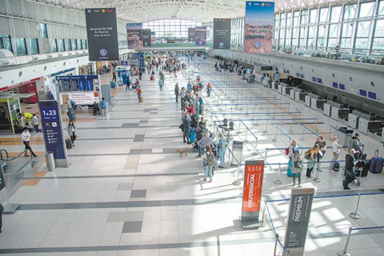 SALEN MUCHOS, VIENEN MENOS