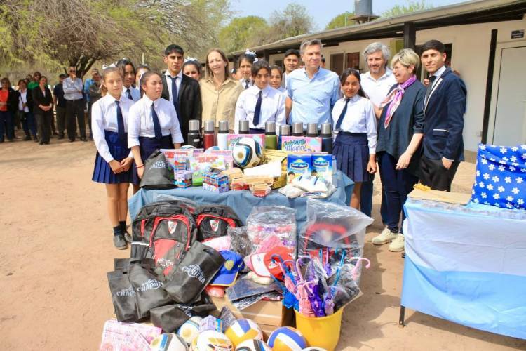 TACO POZO: EL GOBERNADOR ZDERO ACOMPAÑÓ “UNA ESCUELA DIFERENTE”, UN PROYECTO EDUCATIVO INNOVADOR, EN EL PARAJE OJO DE AGUA