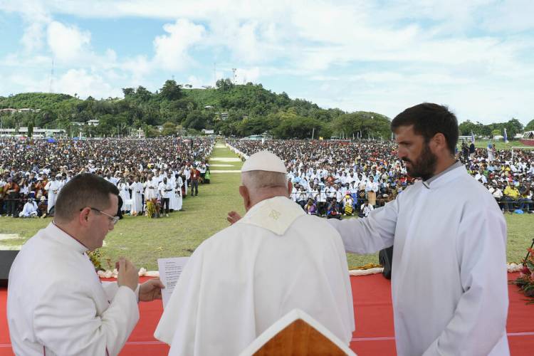 EL PAPA SE REUNIÓ CON MISIONEROS ARGENTINOS EN LA SELVA DE PAPÚA NUEVA GUINEA