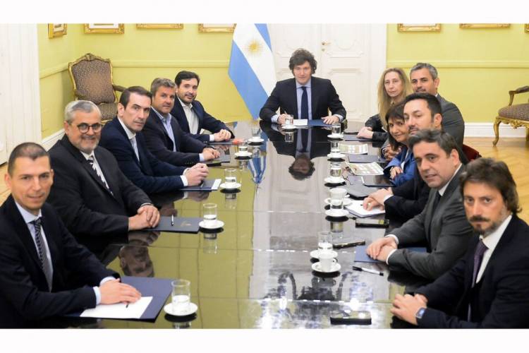 RADICALES CON PELUCA, FOTO EN LA ROSADA Y CANCHA INCLINADA EN FAVOR DEL VETO