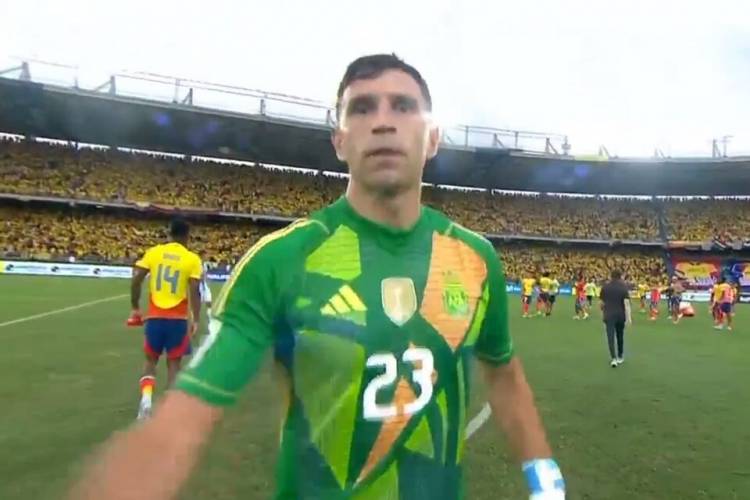 DIBU MARTÍNEZ PODRÍA SER SANCIONADO POR EL MANOTAZO A UN CAMARÓGRAFO COLOMBIANO