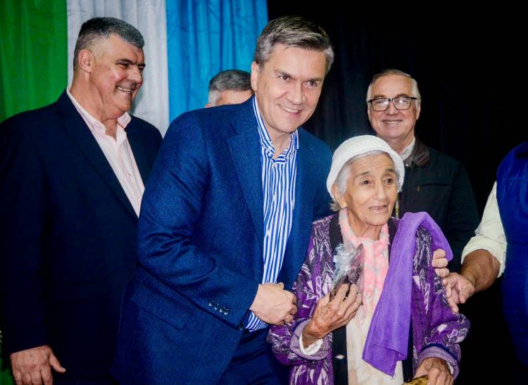 ISLA DEL CERRITO: EL GOBERNADOR ZDERO ACOMPAÑÓ EL 148° ANIVERSARIO