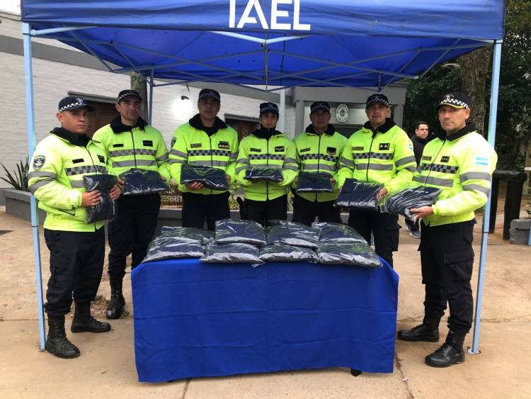 EL GOBERNADOR Y LA CÚPULA POLICIAL ENTREGARON UNIFORMES Y UNA MOTOCICLETA POLICIAL EN LA ISLA DEL CERRITO