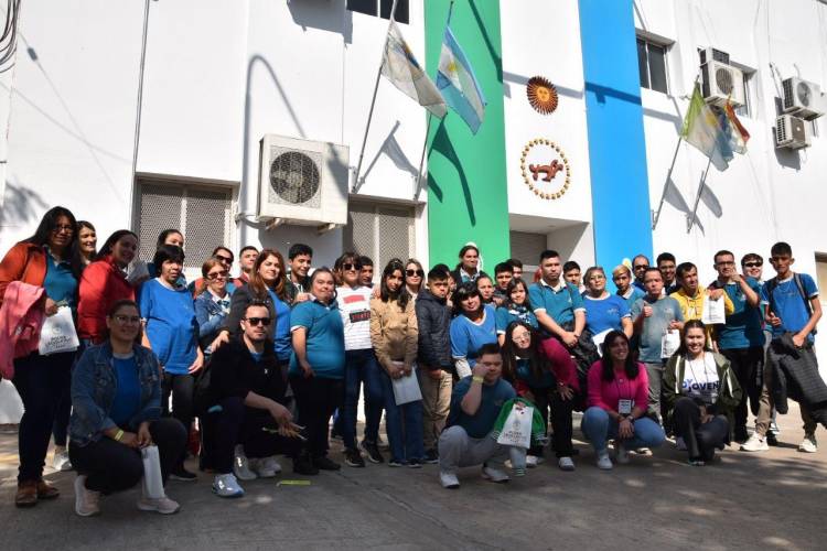 ALUMNOS  DE LA UEGP 143 VIAJARON DESDE SÁENZ PEÑA PARA COMPARTIR Y APRENDER EN LA LEGISLATURA SOBRE LAS LEYES Y LA VIDA EN DEMOCRACIA
