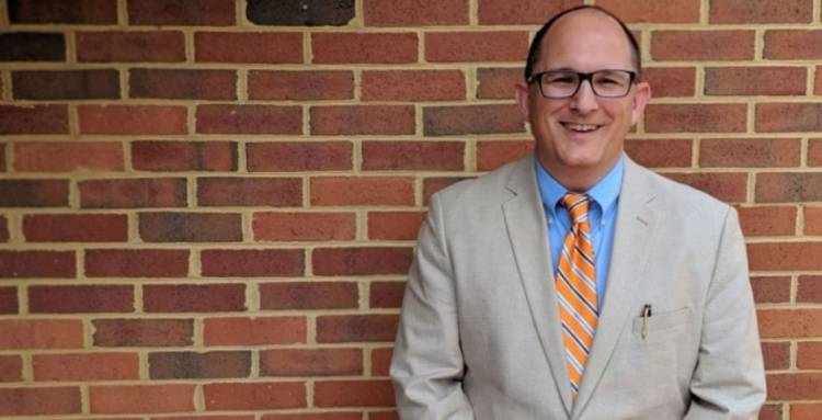 EEUU | DISTRITO ESCOLAR INDEMNIZÓ A MAESTRO CRISTIANO QUE FUE DESPEDIDO POR NO USAR PRONOMBRES TRANS