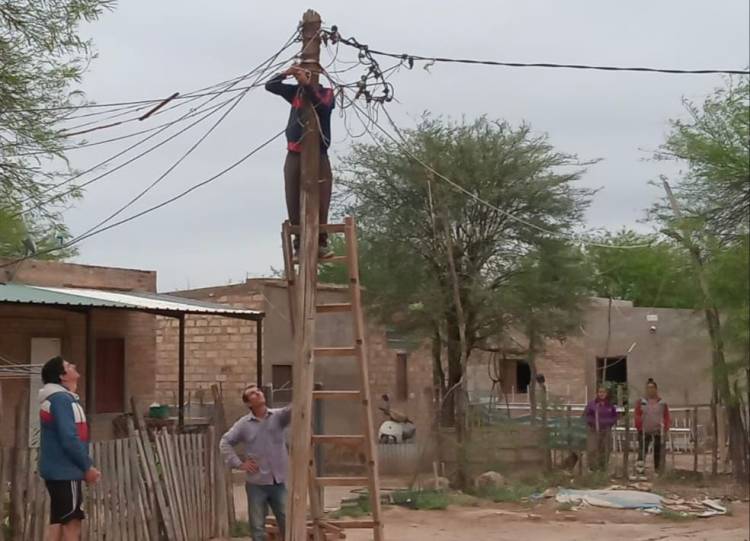 CASTELLI: SECHEEP ELIMINA CONEXIONES IRREGULARES Y MEJORA LA RED ELÉCTRICA EN LAS CHACRAS 65 Y 71