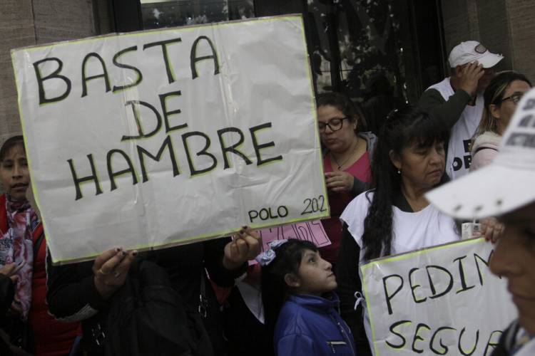 "FILA DEL HAMBRE": MILES DE MANIFESTANTES LE RECLAMARON ALIMENTOS AL GOBIERNO