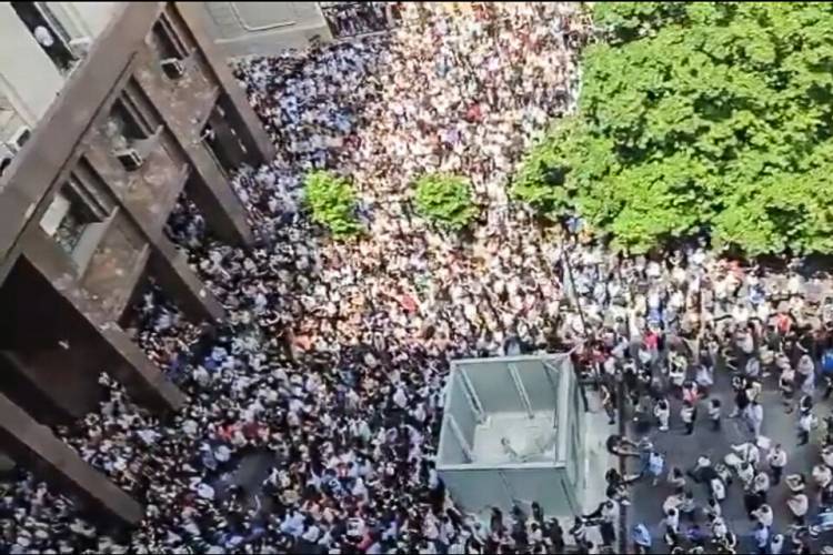 MÁS DE 3000 EMPLEOS AMENAZADOS