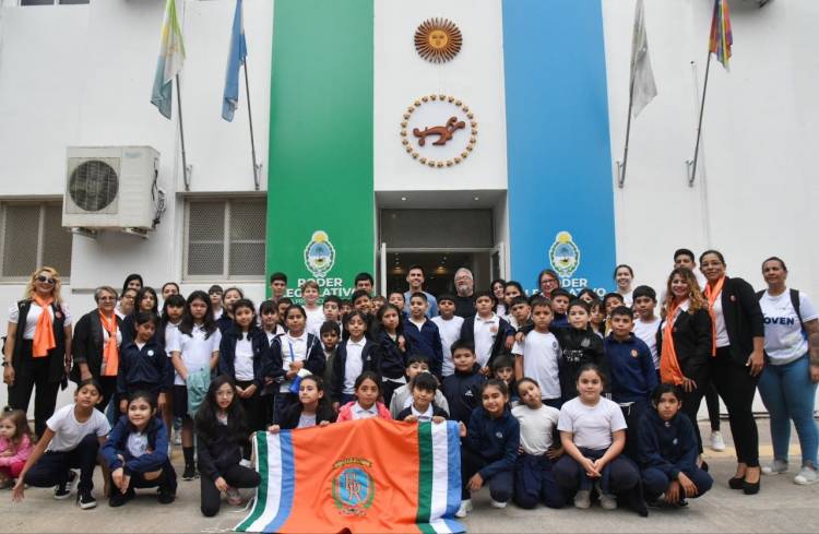 ESTUDIANTES DE CHARATA VISITARON LA LEGISLATURA Y SE FORMARON SOBRE EL ROL Y FUNCIONES DE LOS DIPUTADOS