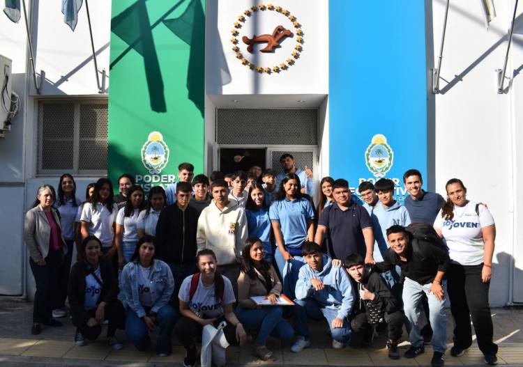 EL PODER LEGISLATIVO Y LA ESCUELA: INSTITUCIONES EDUCATIVAS DEL INTERIOR PROVINCIAL VISITARON EL RECINTO DE SESIONES