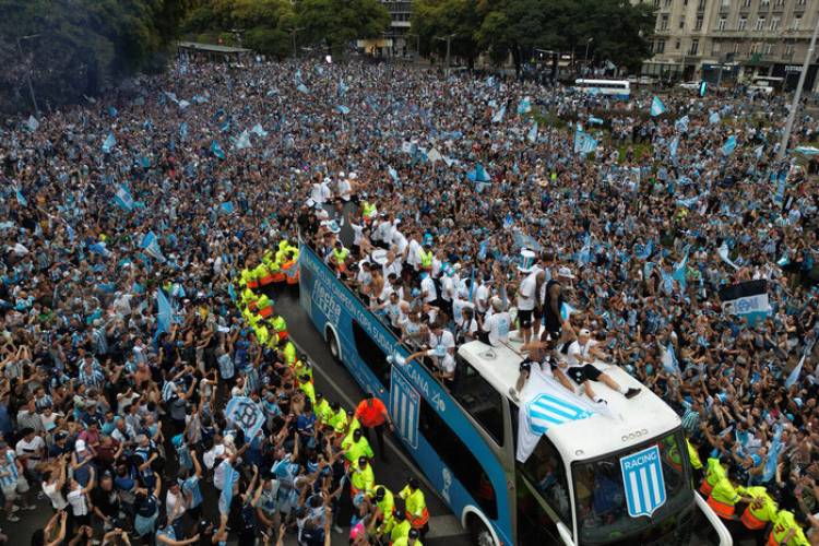 LA LOCURA DEL RACING CAMPEÓN EN EL OBELISCO