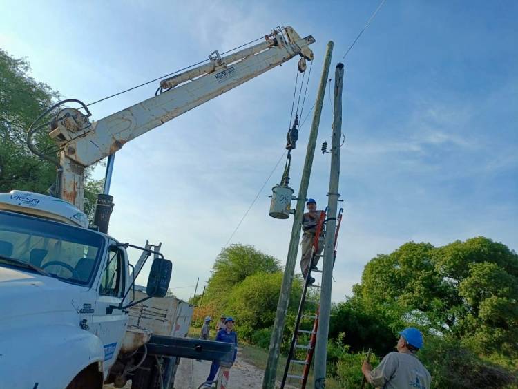 CASTELLI: SECHEEP AVANZA CON TRABAJOS DE MEJORA EN LA POTENCIA DE LA RED ELÉCTRICA
