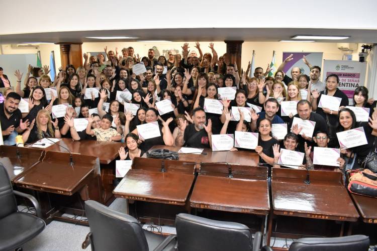 POR UNA COMUNICACIÓN MÁS INCLUSIVA: ALUMNOS RECIBIERON SUS CERTIFICADOS DEL TALLER DE LENGUAS DE SEÑAS