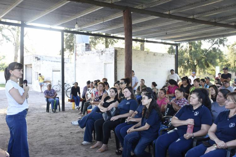 LA VICEGOBERNADORA SCHNEIDER VISITÓ MESÓN DE FIERRO PARA FORTALECER EL VÍNCULO CON LA COMUNIDAD Y RESPONDER A SUS NECESIDADES