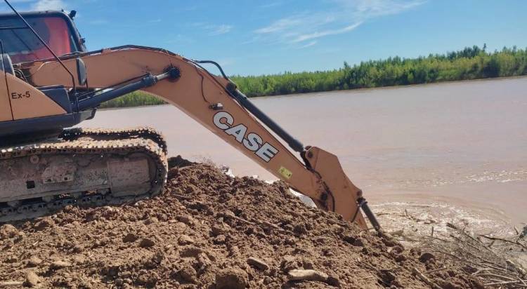 EL GOBIERNO PROVINCIAL TRABAJA PARA REENCAUZAR EL ESCURRIMIENTO DEL RÍO BERMEJO Y EVITAR EROSIÓN DE LA COSTA CHAQUEÑA  