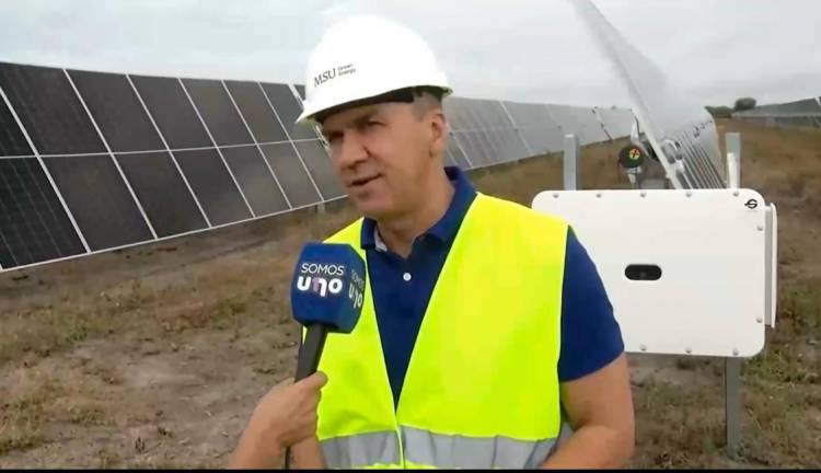 VILLA ÁNGELA: EL GOBERNADOR ZDERO SUPERVISÓ LA OBRA DE UN NUEVO COMPLEJO SOLAR EN LA PROVINCIA