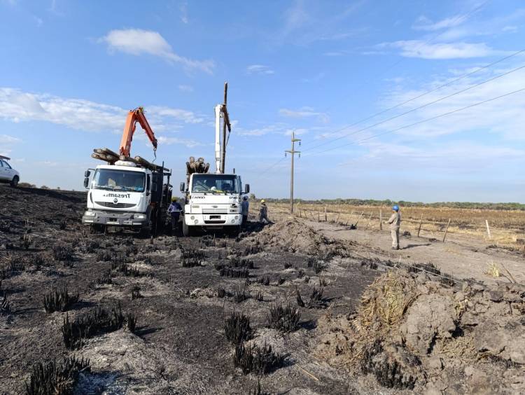 INCENDIO RURAL: TRABAJOS DE SECHEEP PARA REPONER POSTES QUEMADOS Y KILÓMETROS DE LÍNEAS EN BASAIL