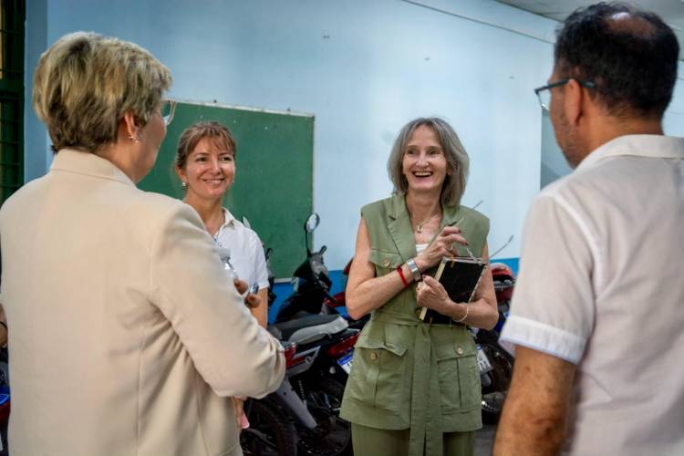 SORPRESIVA LLEGADA DE LA MINISTRA DE EDUCACIÓN SOFÍA NAIDENOFF A ESCUELAS DEL GRAN RESISTENCIA 