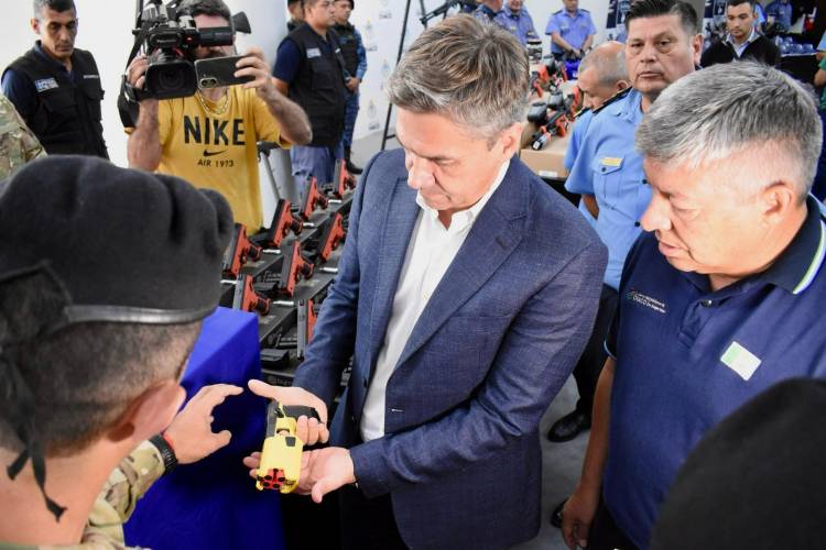 EL GOBERNADOR ZDERO ENTREGÓ EQUIPAMIENTO, PRESENTÓ LA UNIDAD CICLISTA DE ACCIÓN RÁPIDA Y LAS ARMAS NO LETALES