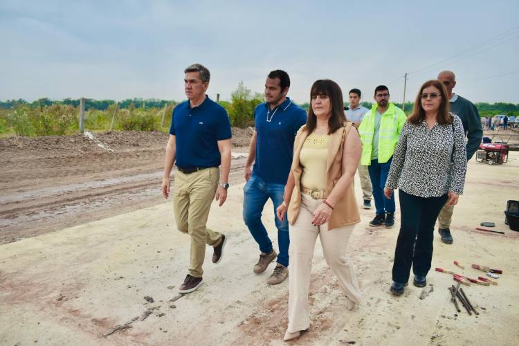 PAMPA ALMIRÓN: EL GOBERNADOR ZDERO CONSTATÓ EL AVANCE DE PAVIMENTACIÓN AL ACCESO DE LA CIUDAD