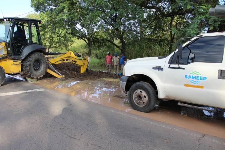 PUERTO TIROL: ANTE LA FALTA DE RESPUESTAS DE LA COOPERATIVA, SAMEEP INTERVINO Y REPARÓ UN CAÑO EN LA ZONA DEL PARQUE INDUSTRIAL
