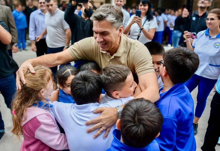 FONTANA: EL GOBERNADOR ZDERO INAUGURÓ CUADRAS DE PAVIMENTO, ILUMINACIÓN Y ENTREGÓ TÍTULO DE PROPIEDAD A LA CAPILLA SAN ANTONIO”
