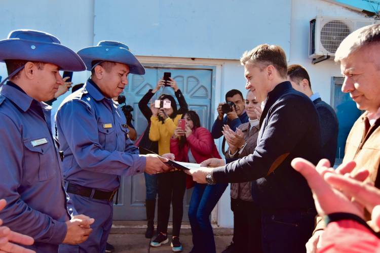 PLAN INTEGRAL DE SEGURIDAD: EL GOBERNADOR ZDERO ENTREGÓ UN NUEVO VEHÍCULO PARA EL DESTACAMENTO RURAL “LA CHIQUITA” DE SÁENZ PEÑA