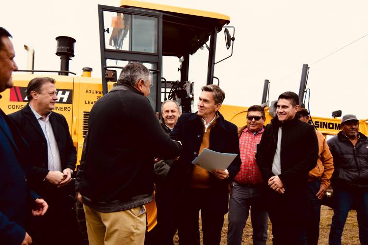 CHOROTIS: EL GOBERNADOR ZDERO ENTREGÓ MAQUINARIA PARA EL CONSORCIO CAMINERO N°20