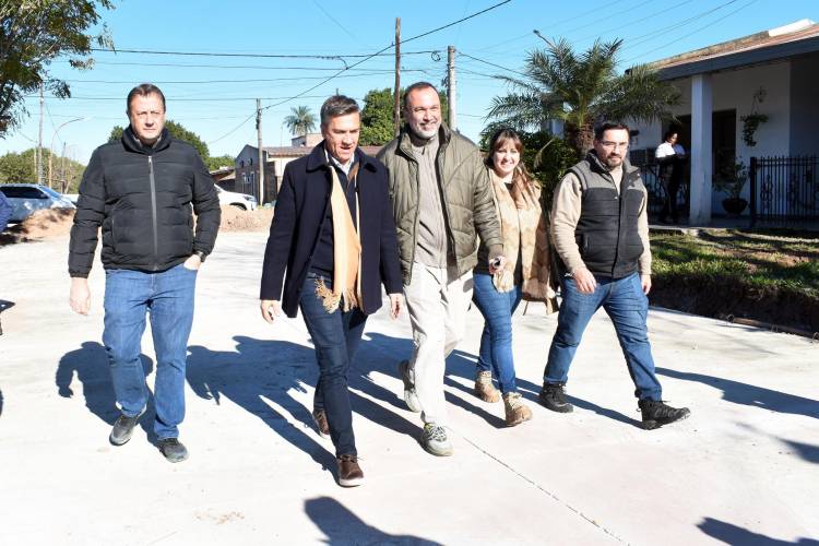 PUERTO TIROL: EL GOBERNADOR ZDERO SUPERVISÓ LAS OBRAS DE PAVIMENTO EN EL BARRIO 17 DE OCTUBRE 