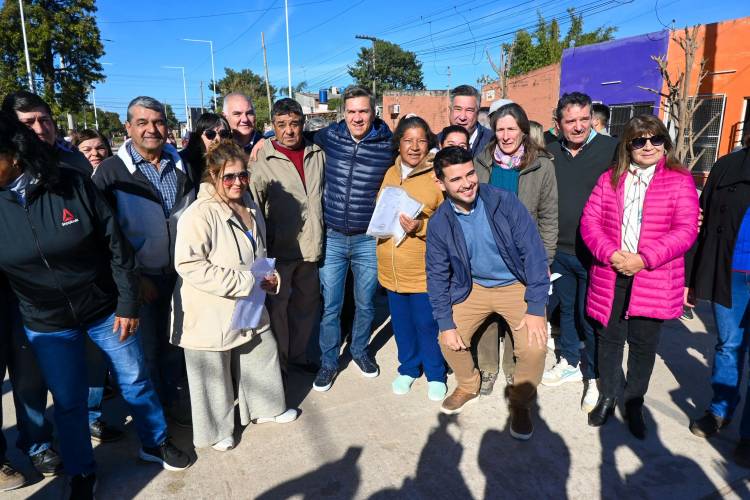 EL GOBERNADOR ZDERO INAUGURÓ HOY CUADRAS DE PAVIMENTO E ILUMINACIÓN EN GENERAL SAN MARTÍN 