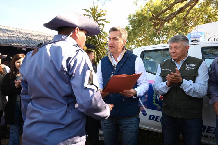 EL GOBERNADOR ZDERO ENTREGÓ UN NUEVO VEHÍCULO A LA POLICÍA RURAL EN SAN MARTÍN Y REAFIRMÓ SU COMPROMISO CON LA SEGURIDAD DEL CAMPO