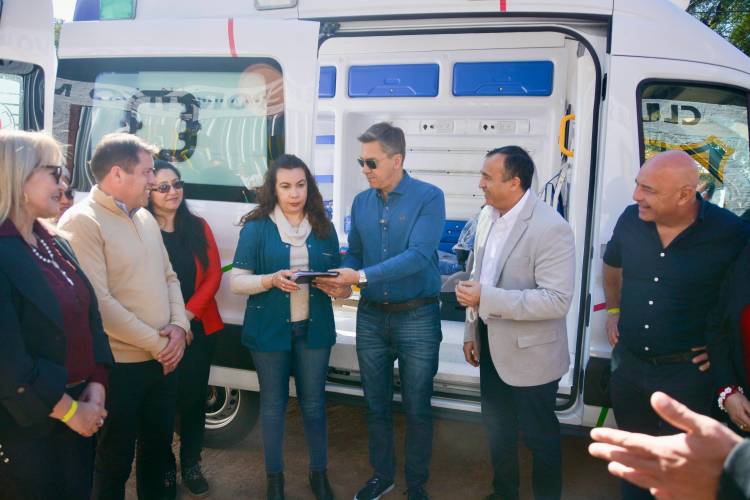 PLAN PROVINCIAL DE FORTALECIMIENTO SANITARIO: EL GOBERNADOR ZDERO ENTREGÓ AMBULANCIA DE ALTA TECNOLOGÍA EN PRESIDENCIA ROCA
