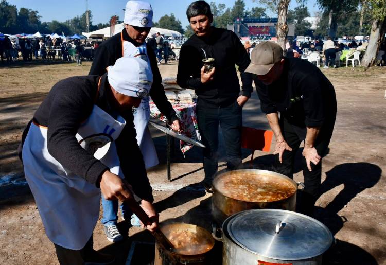 ESTE FIN DE SEMANA: SANTA SYLVINA CELEBRÓ LA 9NA. FIESTA DEL LOCRO Y LA ARGENTINIDAD CON MÁS DE 12 MIL PERSONAS