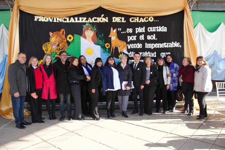 LA MINISTRA NAIDENOFF TOMÓ LA PROMESA DE LEALTAD A LA BANDERA A 140 ESTUDIANTES DE LA EEP Nº 972 EN EL DÍA DE LA PROVINCIALIZACIÓN DEL CHACO