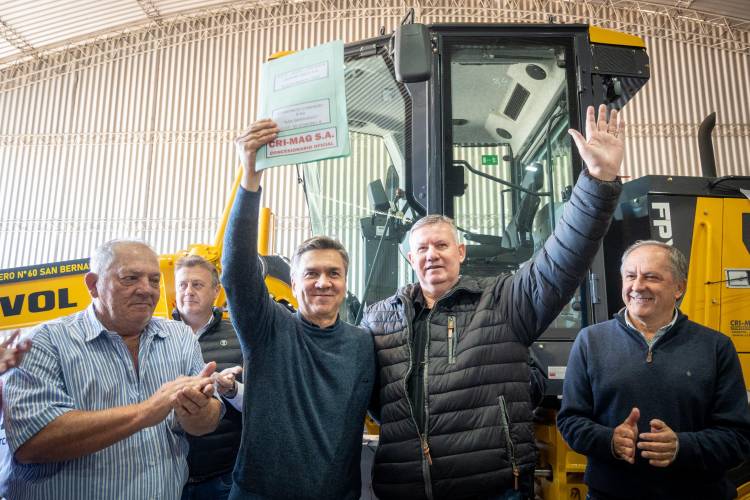 SAN BERNARDO: EL GOBERNADOR ZDERO ENTREGÓ UNA MAQUINARIA PARA EL CONSORCIO CAMINERO N°60